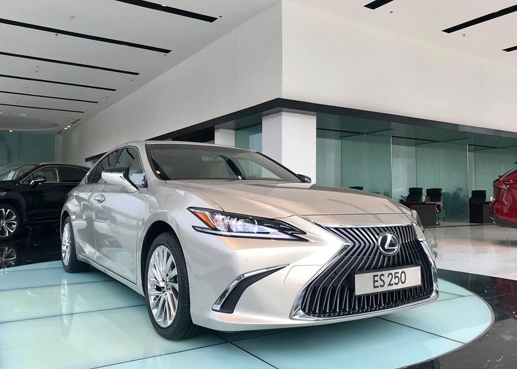 Lexus ES 250 đời 2019 giá đắt nhất phân khúc tại Việt Nam nhưng lại rẻ
